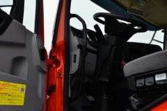 东风商用车 天锦KR PLUS 300马力 4X2 6.8米栏板载货车(高顶三卧)