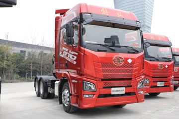 青岛解放 JH6重卡  领航版 530马力 6X4 LNG自动档牵引车(国六)(CA4259P25K15T1NE6A80)