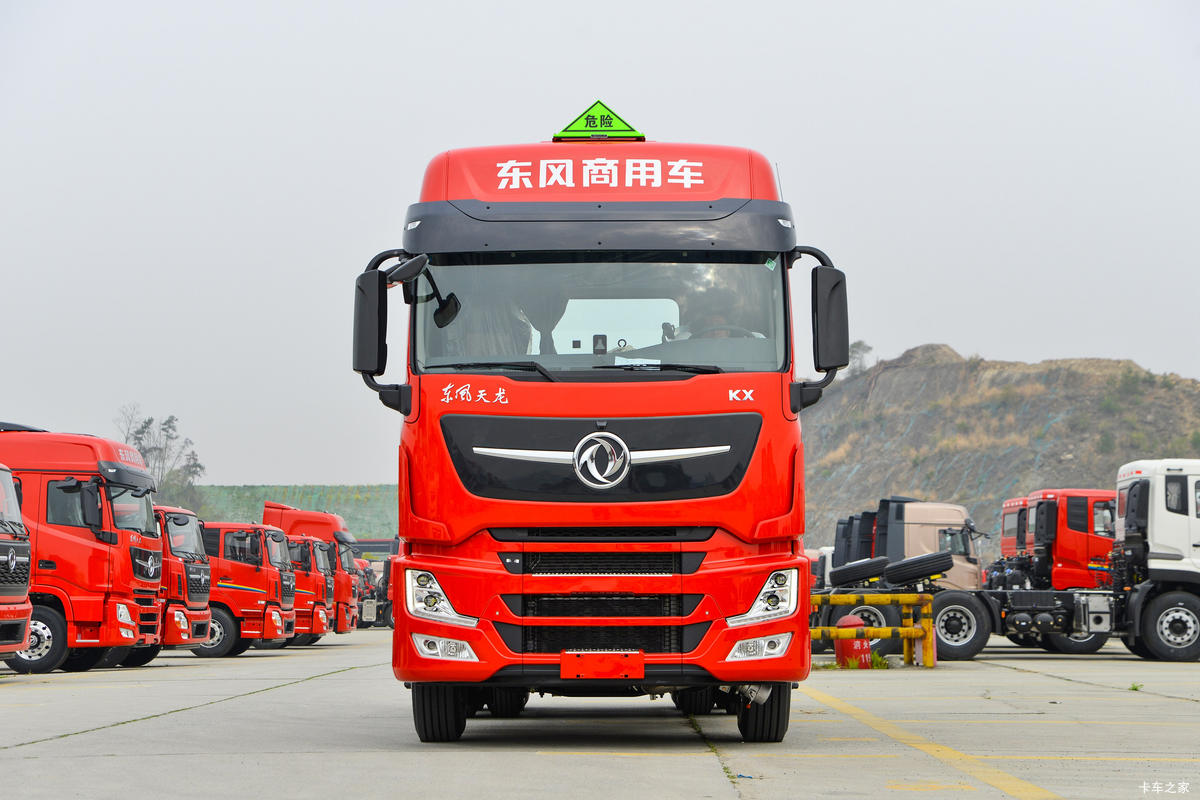 东风商用车 天龙旗舰KX 经典版 520马力 6X4 AMT自动档危险品牵引车