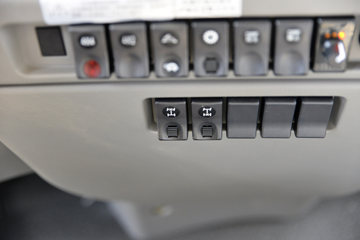 ����ʮͨ ��� 245���� 4X4 4.5����ж��(STQ2186L07Y3E6)ͼƬ