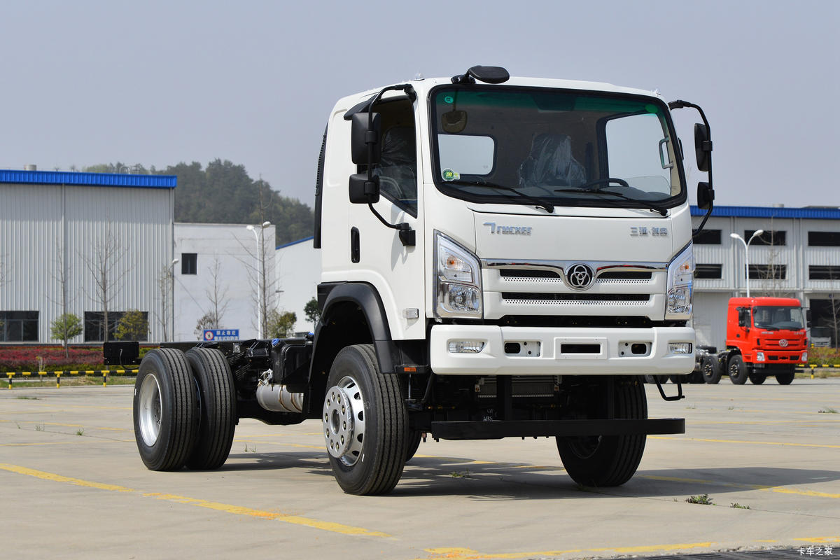 三环十通 T3创客 200马力 5.4米排半仓栅式越野载货车(国六)