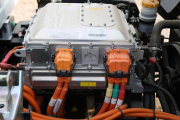 ����Ծ�� ��ԽEC300 4.5T 4.15�׵��Ŵ��綯��ʽ�Ῠ81.14kWhͼƬ