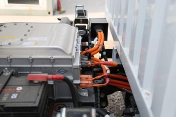 ����Ծ�� ��ԽEC300 4.5T 4.15�׵��Ŵ��綯��ʽ�Ῠ81.14kWhͼƬ