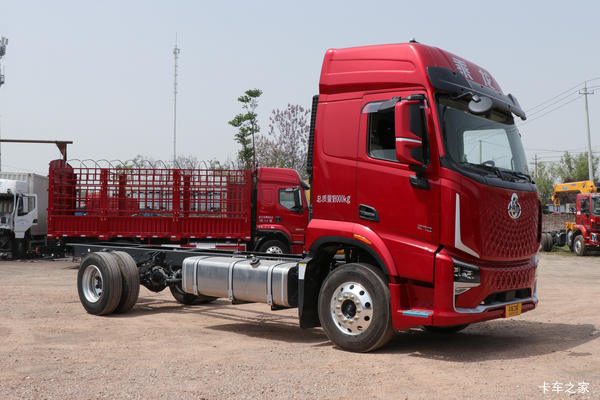 乘龙H5V 270马力 4X2 6.8米仓栅式优惠0.5万元!