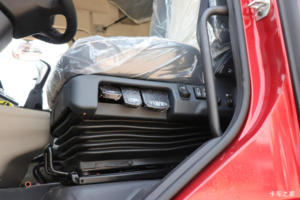 乘龙H5V 270马力 4X2 6.8米仓栅式优惠0.5万元!