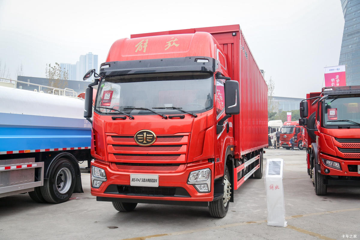 青岛解放 JK6中卡 250马力 4X2 6.2米厢式载货车