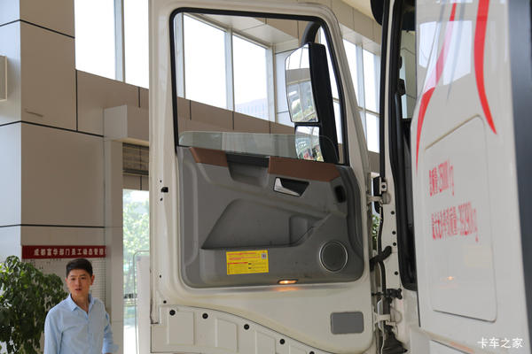 许昌风神优惠季天龙旗舰KX 530马力 6X4 CNG牵引车