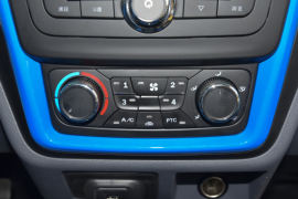 新海豚EV&nbsp;电动载货车内饰图片