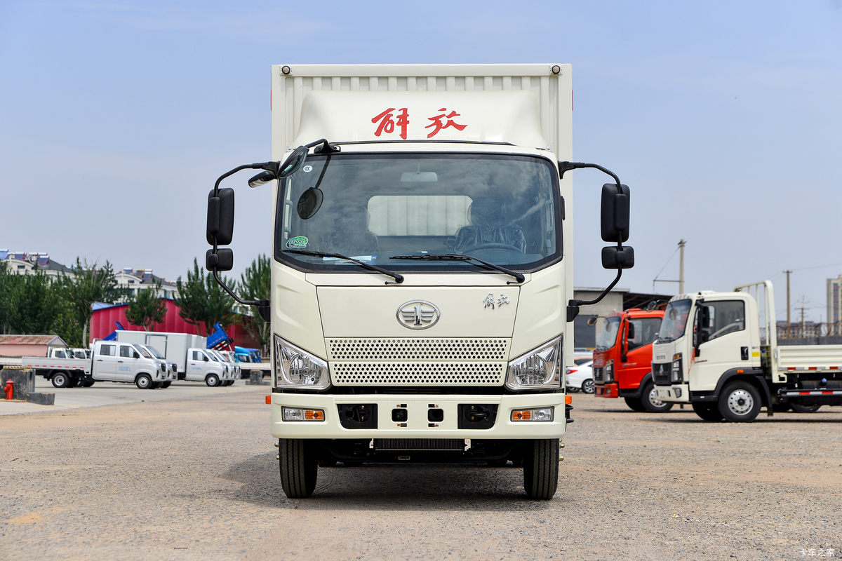 解放 J6F 190马力 6.2米排半厢式轻卡