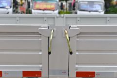 福田 欧马可S1系 158马力 3.83米排半栏板轻卡(法士特8档)(BJ1048V9JEA-FM3)