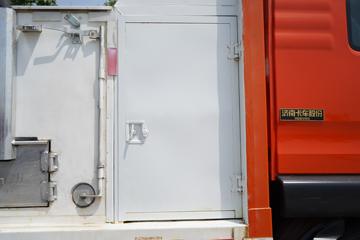 �й����� HOWO TX 270���� 4X2 �Զ����ʻ�ˮ��Ʒ���䳵(�������)(YXA5180TSC30)ͼƬ