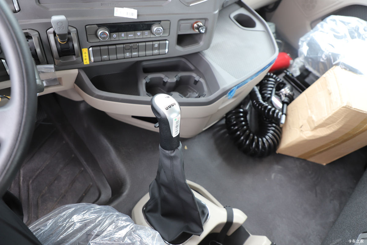 �й����� HOWO Max�ؿ� 460���� 6X4 LNGǣ����(����)��ʻ��                                               