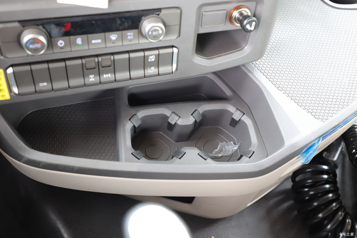 �й����� HOWO Max�ؿ� 460���� 6X4 LNGǣ����(����)��ʻ��                                               