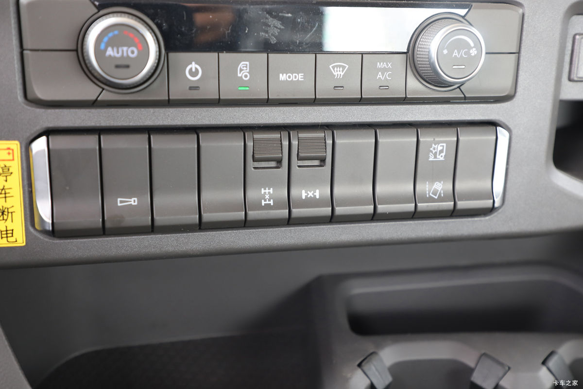 �й����� HOWO Max�ؿ� 460���� 6X4 LNGǣ����(����)��ʻ��                                               