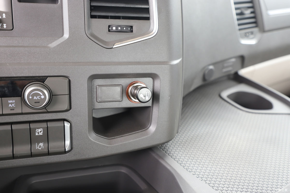 �й����� HOWO Max�ؿ� 460���� 6X4 LNGǣ����(����)��ʻ��                                               