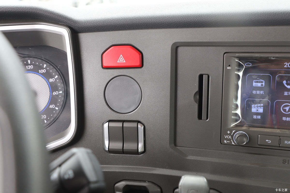 �й����� HOWO Max�ؿ� 460���� 6X4 LNGǣ����(����)��ʻ��                                               