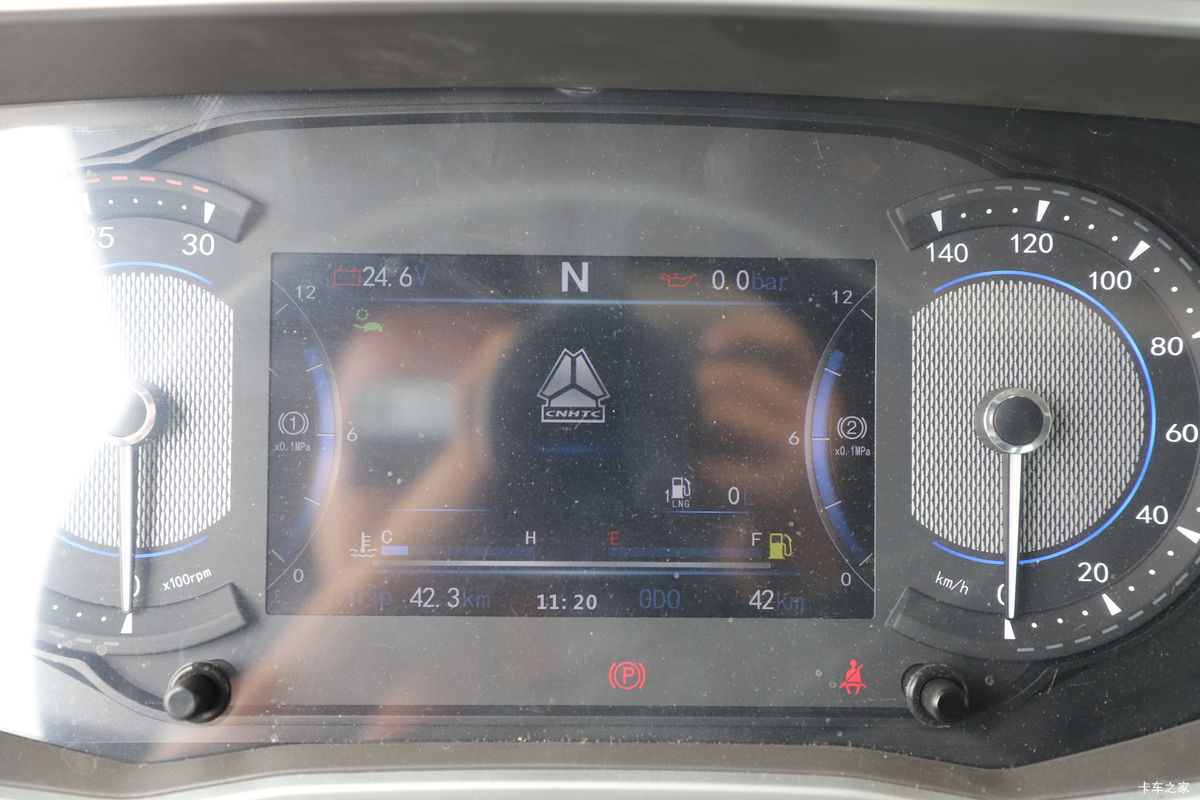 �й����� HOWO Max�ؿ� 460���� 6X4 LNGǣ����(����)��ʻ��                                               