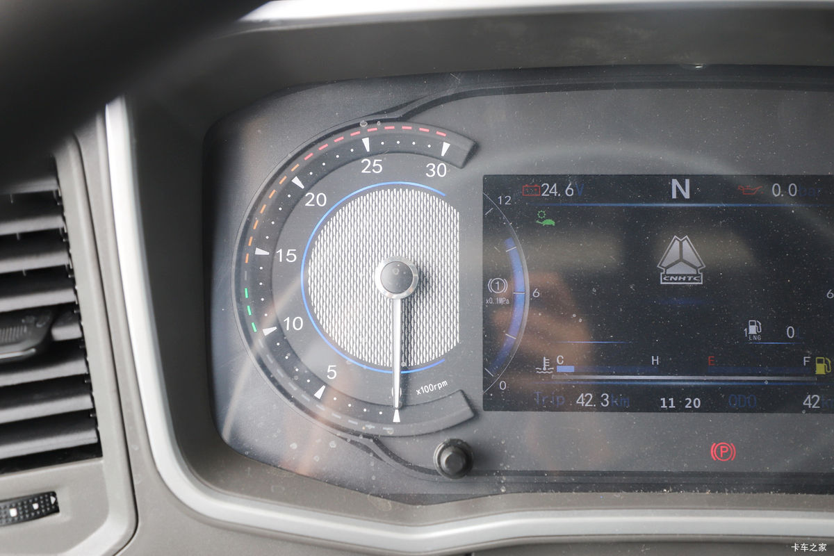 �й����� HOWO Max�ؿ� 460���� 6X4 LNGǣ����(����)��ʻ��                                               
