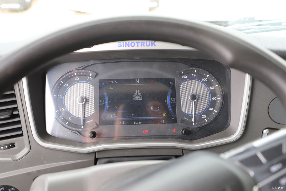 �й����� HOWO Max�ؿ� 460���� 6X4 LNGǣ����(����)��ʻ��                                               