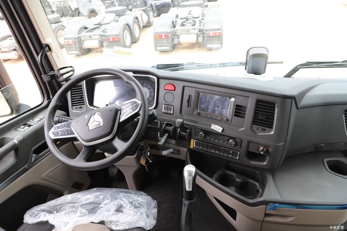 �й����� HOWO Max�ؿ� 460���� 6X4 LNGǣ����(����)��ʻ��                                               