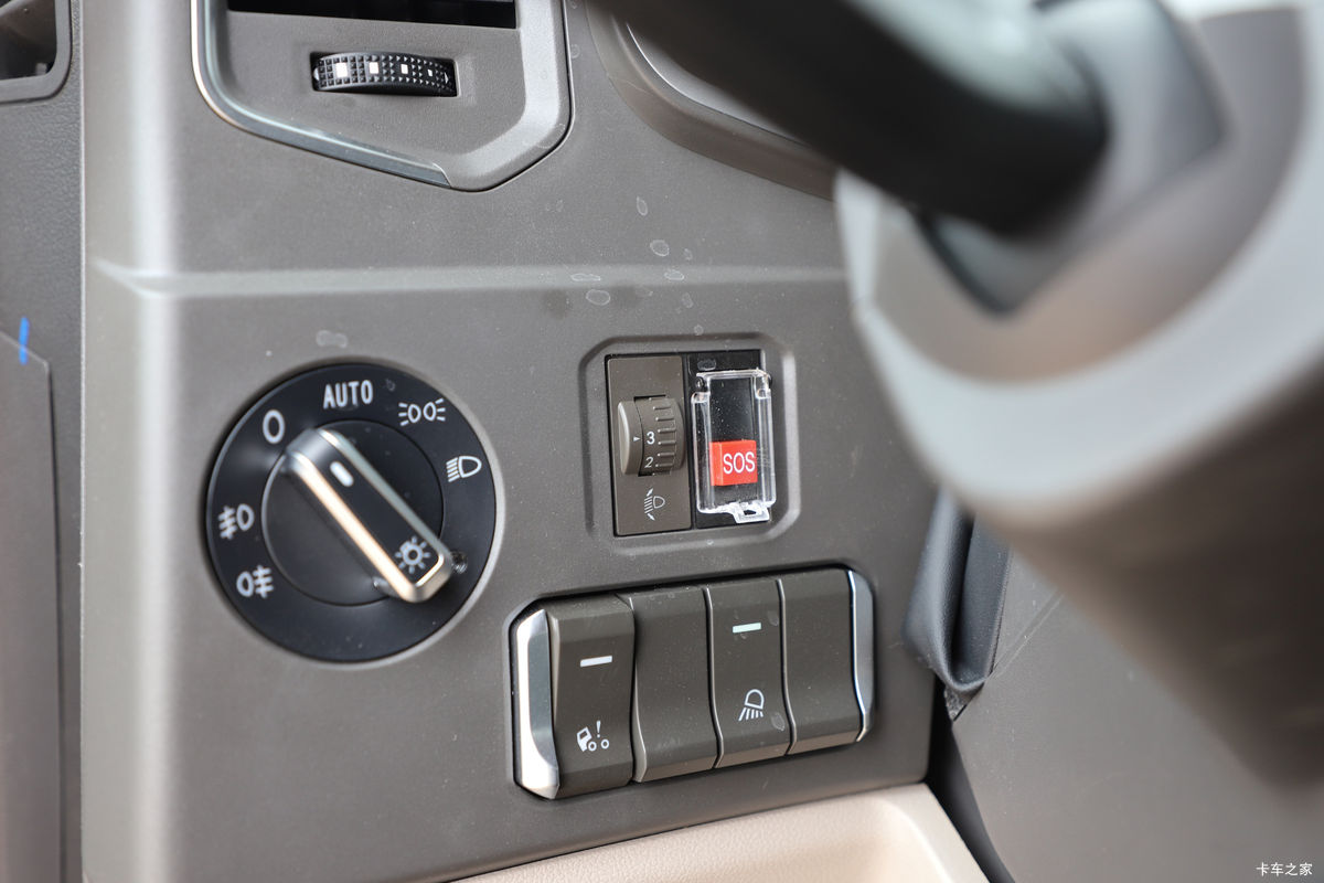 �й����� HOWO Max�ؿ� 460���� 6X4 LNGǣ����(����)��ʻ��                                               