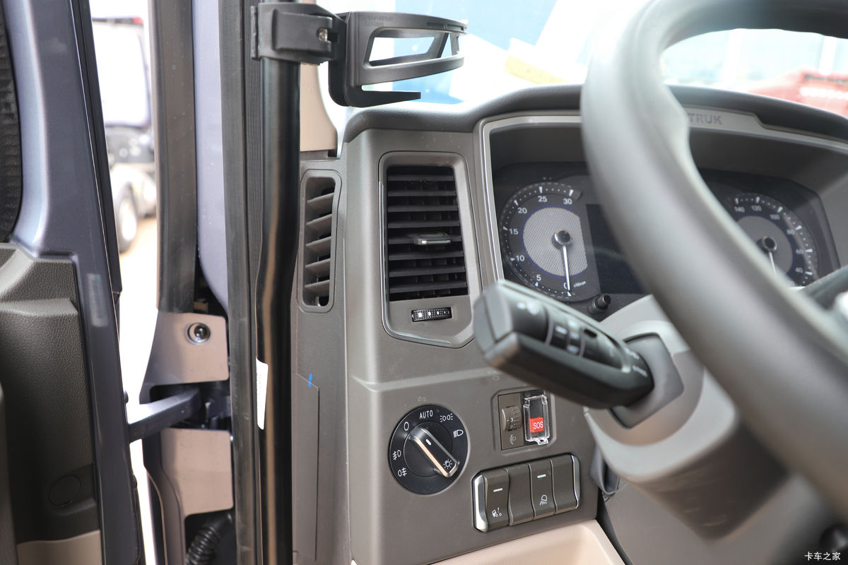 �й����� HOWO Max�ؿ� 460���� 6X4 LNGǣ����(����)��ʻ��                                               
