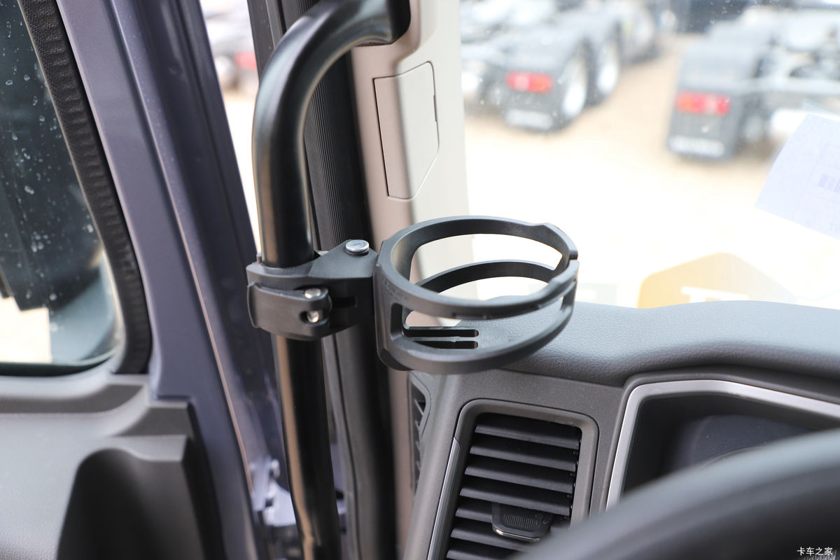 �й����� HOWO Max�ؿ� 460���� 6X4 LNGǣ����(����)��ʻ��                                               