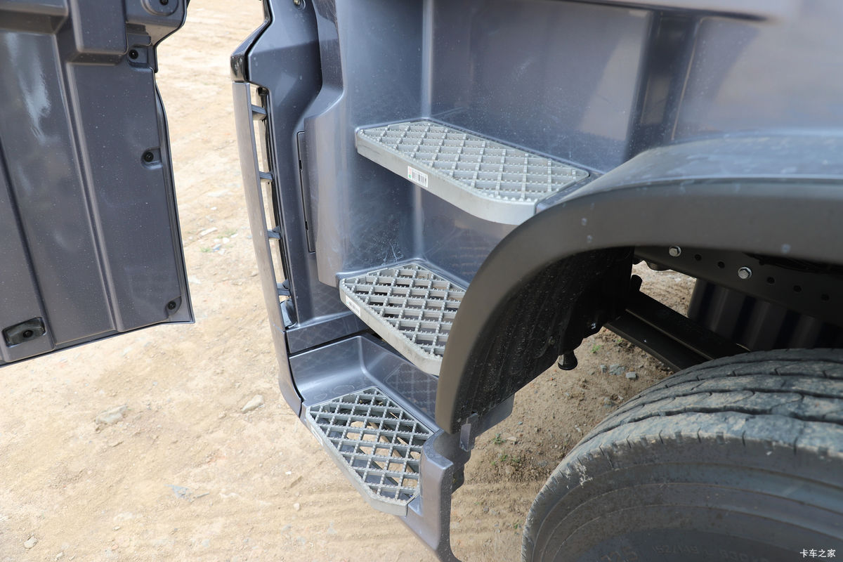 �й����� HOWO Max�ؿ� 460���� 6X4 LNGǣ����(����)��ʻ��                                               