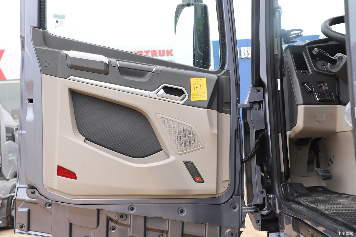 �й����� HOWO Max�ؿ� 460���� 6X4 LNGǣ����(����)��ʻ��                                               
