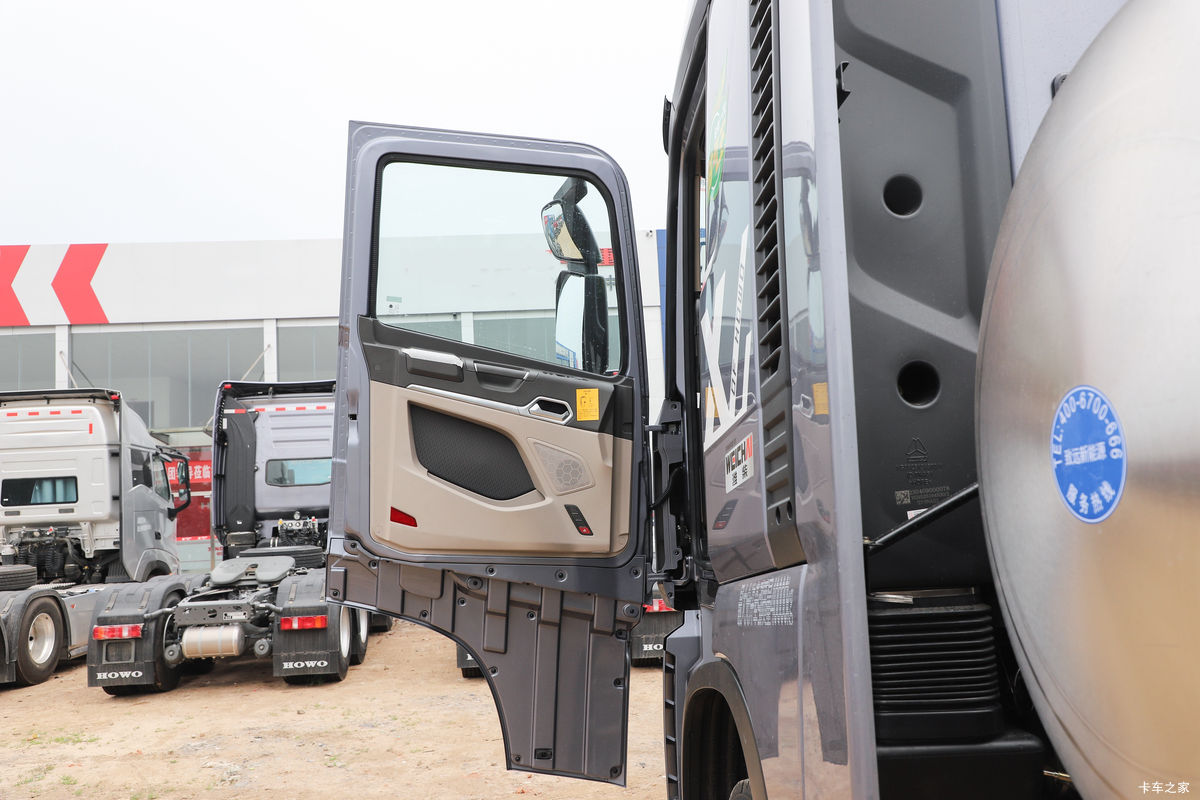 �й����� HOWO Max�ؿ� 460���� 6X4 LNGǣ����(����)��ʻ��                                               