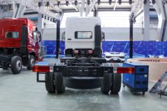 东风柳汽 乘龙H5V 4X2 6.8米混合动力厢式载货车15.6kWh