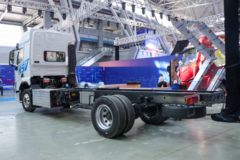 东风柳汽 乘龙H5V 4X2 6.8米混合动力厢式载货车15.6kWh