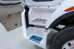 东风柳汽 乘龙H5V 4X2 6.8米混合动力厢式载货车15.6kWh