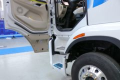 东风柳汽 乘龙H5V 4X2 6.8米混合动力厢式载货车15.6kWh
