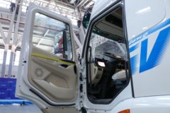 东风柳汽 乘龙H5V 4X2 6.8米混合动力厢式载货车15.6kWh