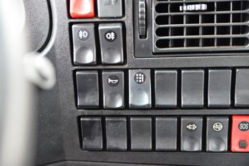 ���� ������D9 200���� 4X2 6.8����ʽ�ػ���(����)(EQ5181XXYL9CDGAC)ͼƬ