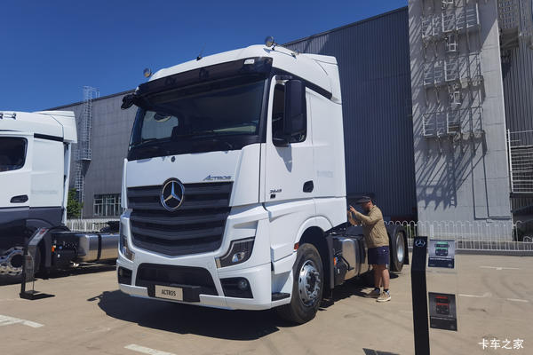 奔驰 Actros 重卡 480马力 6X2R 牵引车(国六)