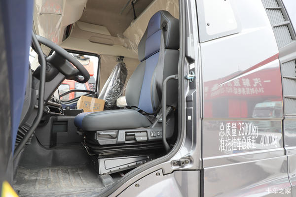  一汽解放 J6V重卡 领航版 560马力 6X4 牵引车
