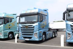 青岛解放 鹰途 头等舱 660马力 6X4 AMT自动档牵引车(带液缓)(CA4257P35K2T1E6A80)