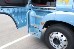 青岛解放 鹰途 头等舱 660马力 6X4 AMT自动档牵引车(带液缓)(CA4257P35K2T1E6A80)