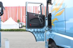 青岛解放 鹰途 头等舱 660马力 6X4 AMT自动档牵引车(带液缓)(CA4257P35K2T1E6A80)