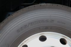 青岛解放 鹰途 头等舱 660马力 6X4 AMT自动档牵引车(带液缓)(CA4257P35K2T1E6A80)
