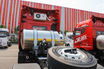 �ൺ��� JH6�ؿ� �ļ��� 530���� 6X4 LNG�Զ���ǣ����(Һ��)(CA4259P25K15T1NE6A80)ͼƬ