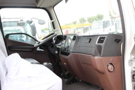 领途&nbsp;电动冷藏车驾驶室图片