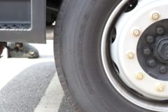 青岛解放 JK6 350马力 8X4 9.6米易燃液体厢式运输车(百捷牌)