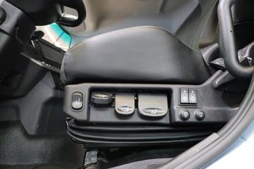 宇通重卡&nbsp;混凝土搅拌车驾驶室                                               图片