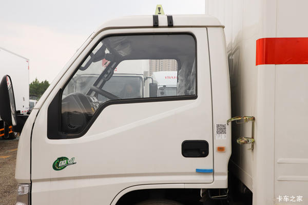 江铃 顺达窄体 122马力 4X2 4.21米易燃气体厢式运输车