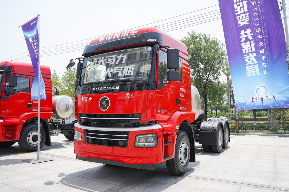 陕汽商用车 轩德翼3 城际版 480马力 6X4 LNG牵引车