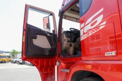 青岛解放 JH6重卡 领航版 四季款 530马力 6X4 LNG牵引车(CA4259P25K15T1NE6A80)