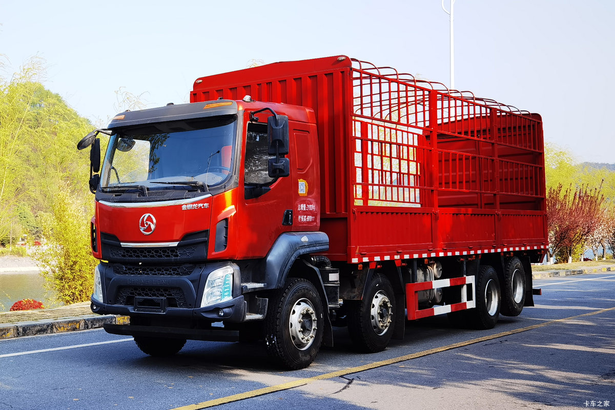 三龙龙江 270马力 8X2 6.8米排半仓栅式载货车